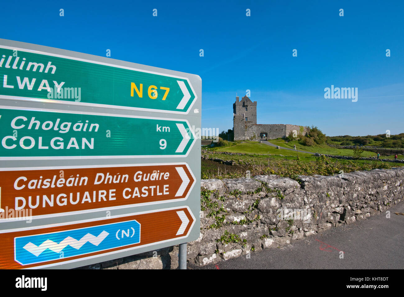 La signalisation routière le long de la manière sauvage de l'Atlantique et Dunguaire castle, Kinvarra, comté de Galway, Irlande Banque D'Images