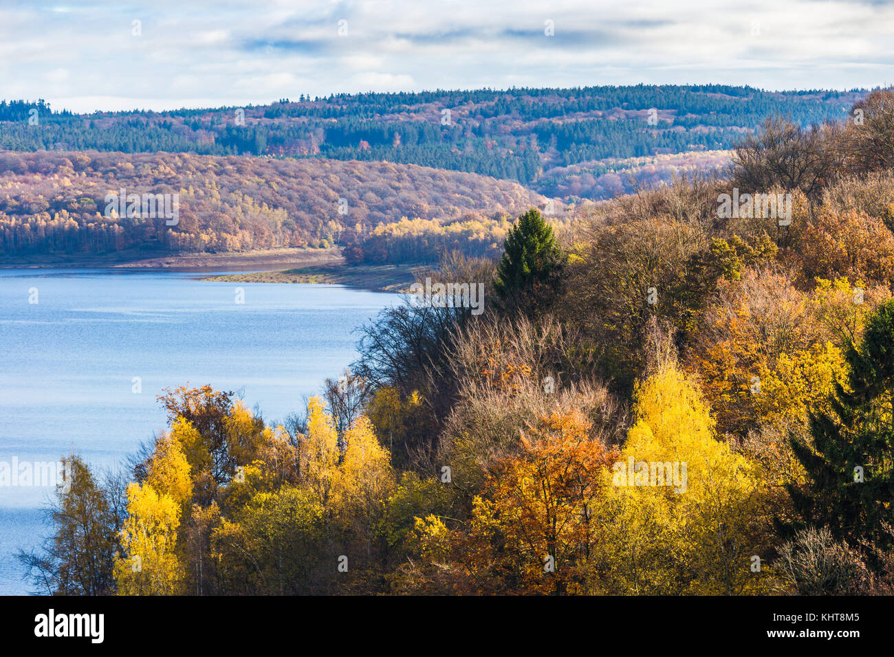 Bords de lac de la Gileppe avec feuillage coloré sur les arbres, les ardennes belges, province de Liège Banque D'Images