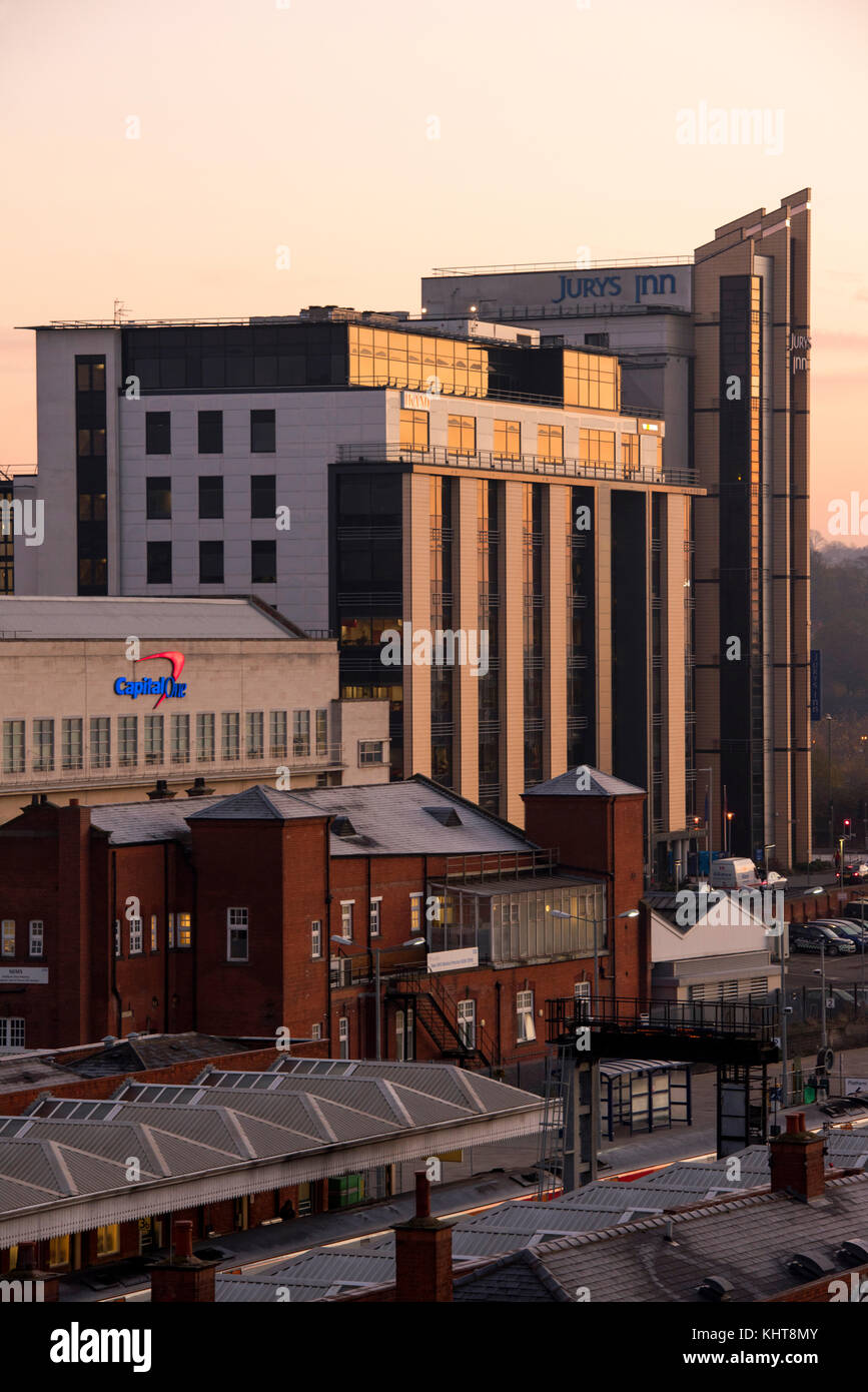 Le lever du soleil sur la rue station dans la ville de Nottingham, Nottinghamshire england uk Banque D'Images