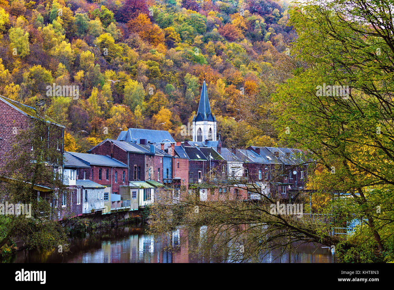 Vue de la rivière vesdre et église de saint François Xavier dans la ville belge de liège, Wallonie Banque D'Images