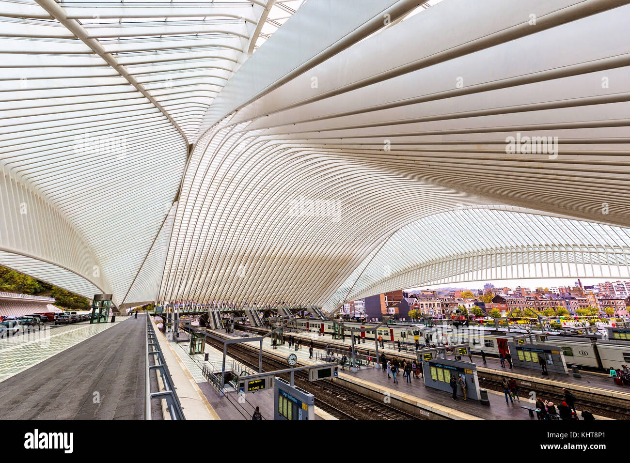 Liège, Belgique - novembre 2017 : LIÈGE-GUILLEMINS gare ferroviaire conçu par le célèbre architecte Santiago Calatrava Banque D'Images