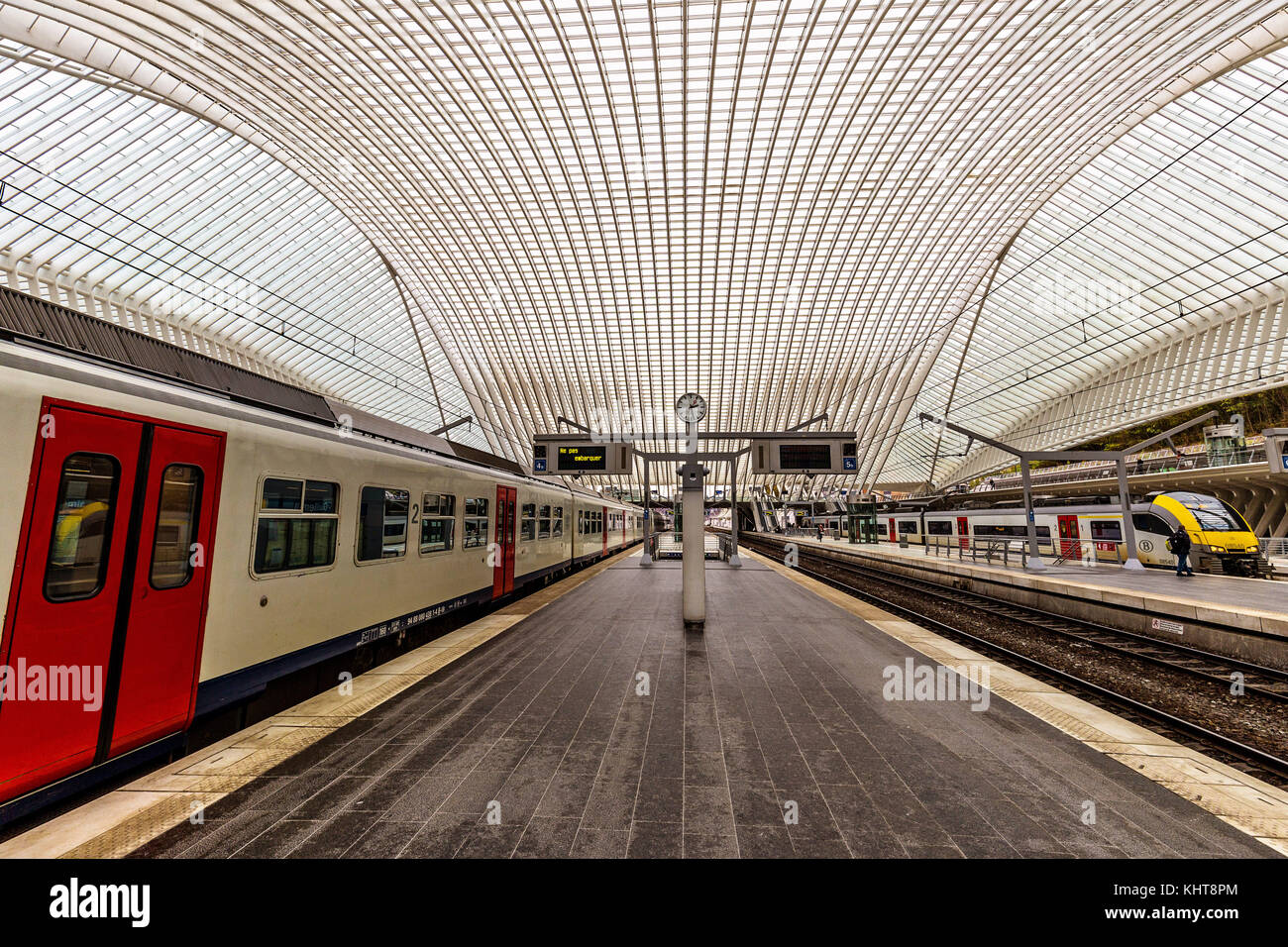 Liège, Belgique - novembre 2017 : LIÈGE-GUILLEMINS gare ferroviaire conçu par le célèbre architecte Santiago Calatrava Banque D'Images