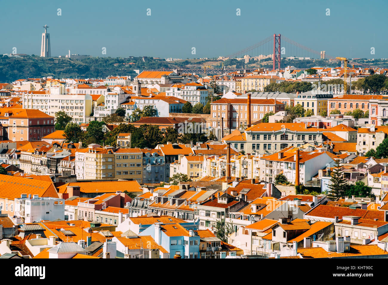 Vue aérienne du centre-ville de Lisbonne les toits de la vieille ville historique et Cristo Rei santuario (Sanctuaire du Christ roi statue) au portugal Banque D'Images