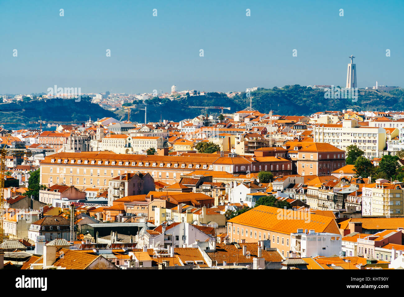 Vue aérienne du centre-ville de Lisbonne les toits de la vieille ville historique et Cristo Rei santuario (Sanctuaire du Christ roi statue) au portugal Banque D'Images