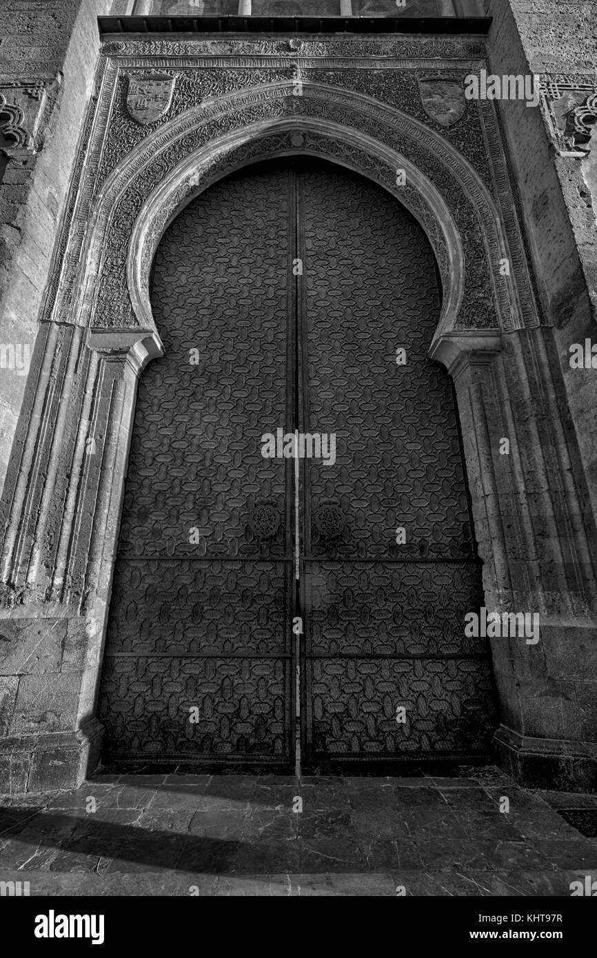 Image en noir et blanc de la Puerta del perdón de Mezquita de Córdoba (Andalousie, Espagne). Banque D'Images