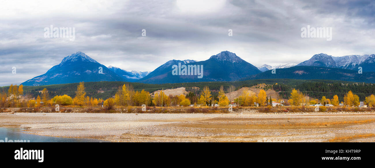 Vue panoramique sur les rocheuses canadiennes et la rivière Kicking Horse à partir de la ville de Golden en Colombie-Britannique, Canada Banque D'Images