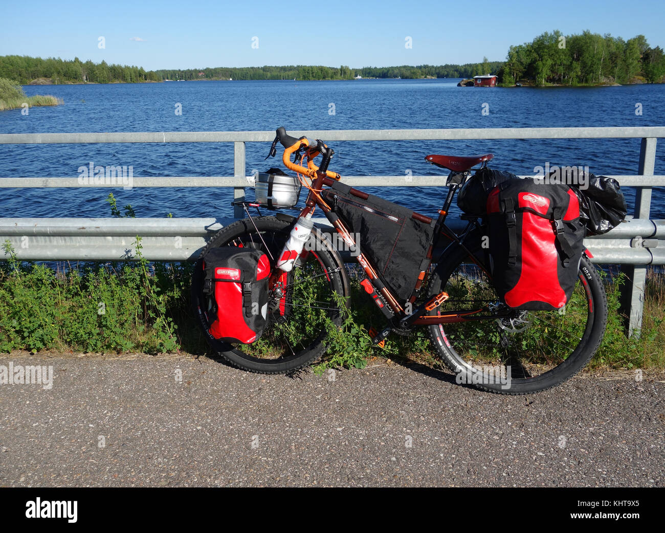Lappeenranta, Finlande – 29 juin 2015 : vélo d'aventure avec capacités VTT et VTT, valises rouges et autres excursions et camping ge Banque D'Images
