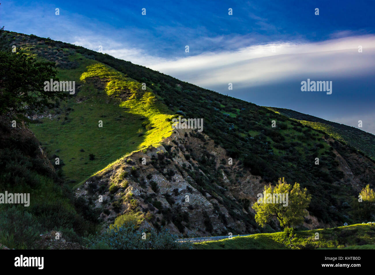 Belle Montagne verte dans l'ombre le long du bord de la Scenic Byway, San Bernadino County, Californie Banque D'Images