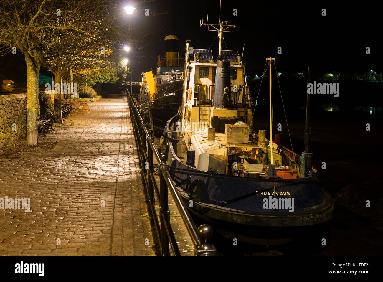 Remorqueurs amarrés au quai de Bideford, photo de nuit Banque D'Images