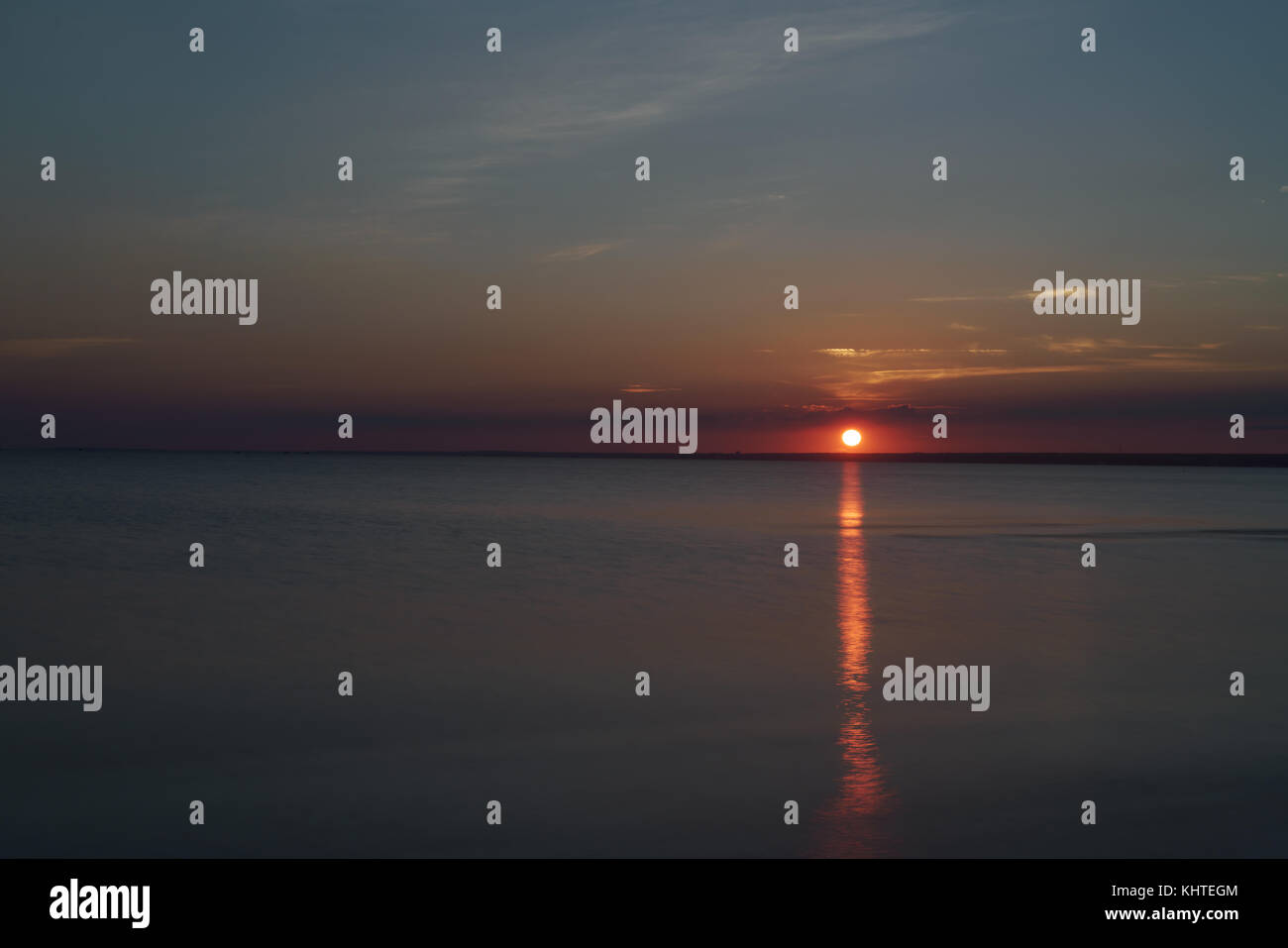 Coucher du soleil d'été sur le golfe de Finlande sur la mer Baltique Banque D'Images