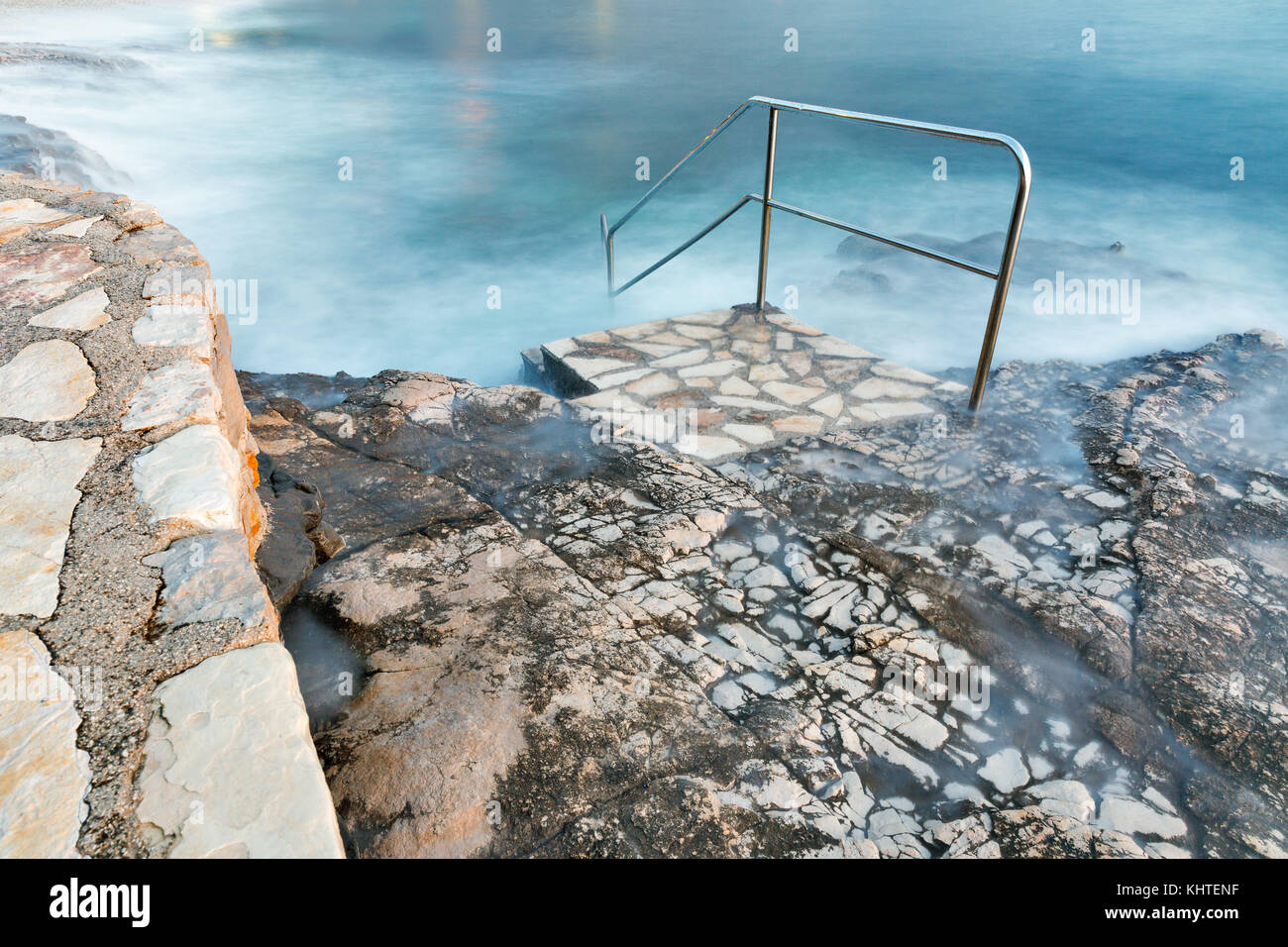 Echelle de bains menant à mystic sea orageux. Istrie, Croatie Banque D'Images