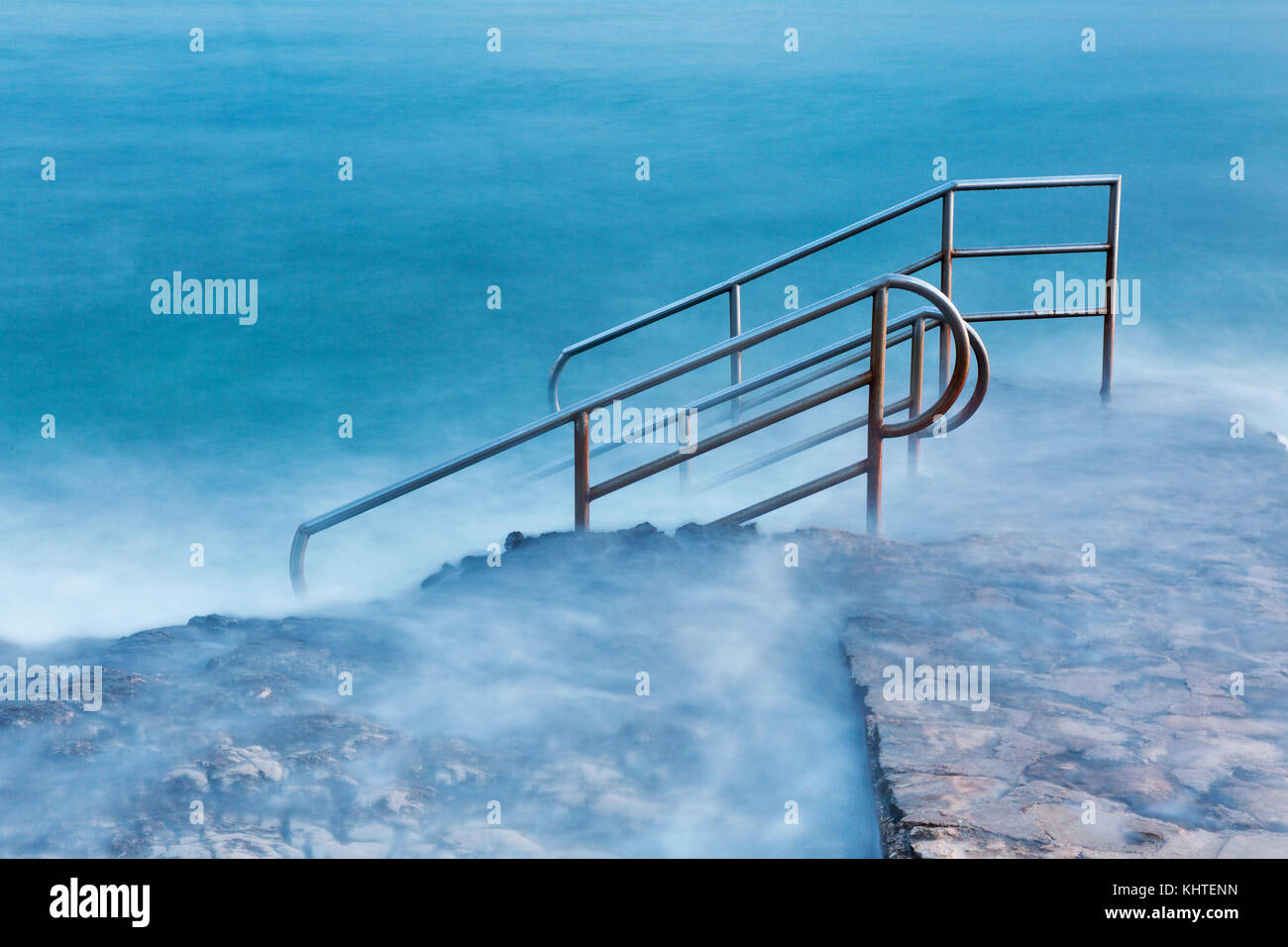 Echelle de bains menant à mystic sea. Istrie, Croatie Banque D'Images