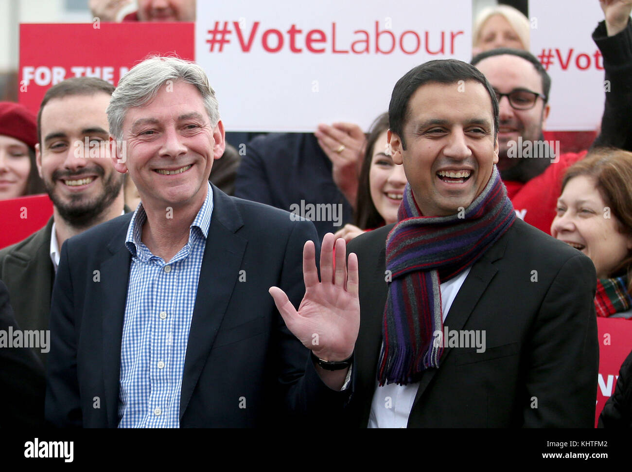 Richard Leonard, du Labour écossais, avec Anas Sarwar (à droite), alors qu'il rencontre ses collègues députés et membres du parti, au Fernhill Community Centre à Rutherglen, après avoir été déclaré nouveau chef du Parti travailliste écossais samedi à Glasgow. Banque D'Images