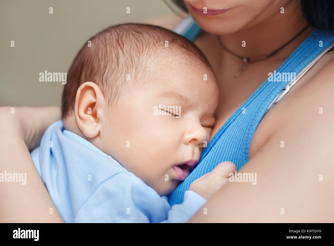 Mother holding newborn baby Banque D'Images