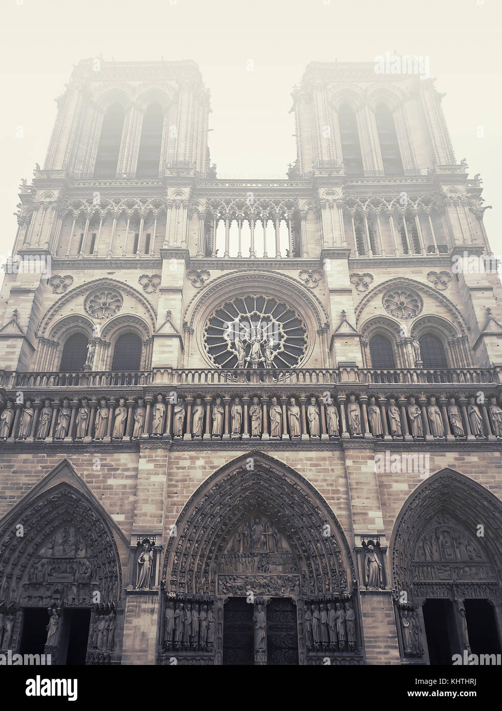 Façade de la cathédrale notre Dame de Paris dans une matinée brumeuse. Banque D'Images