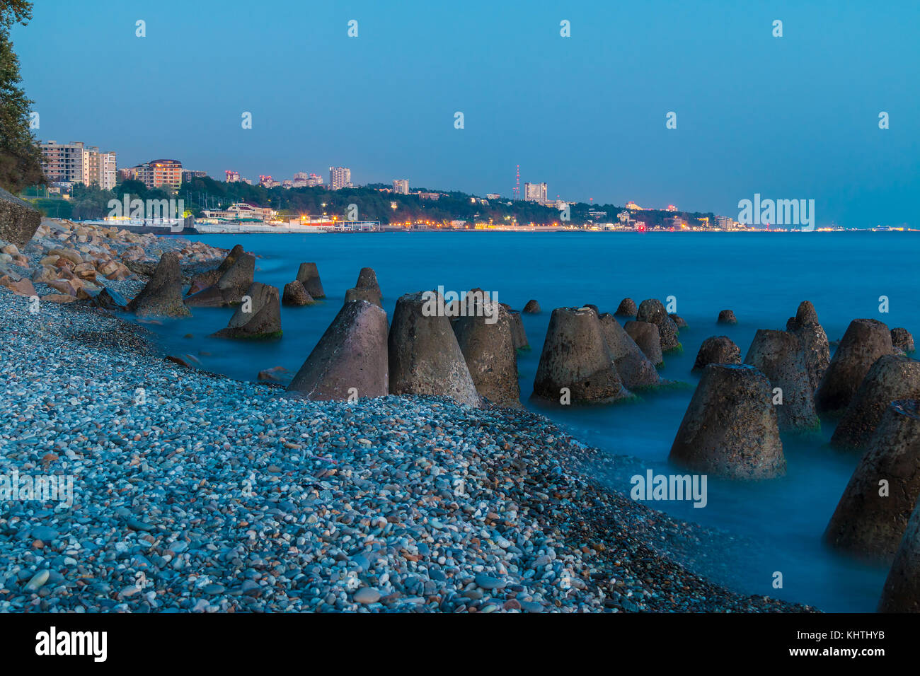 Une longue exposition photo de la conique en béton située dans la mer des rochers sur l'arrière-plan de côte de Sotchi au crépuscule, Russie Banque D'Images