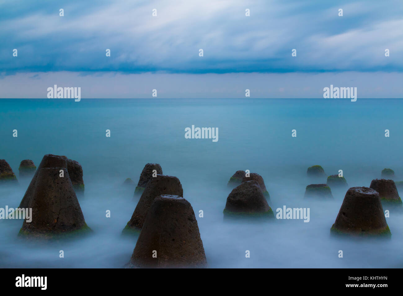 Une longue exposition photo de la conique en béton située dans la mer des rochers Banque D'Images
