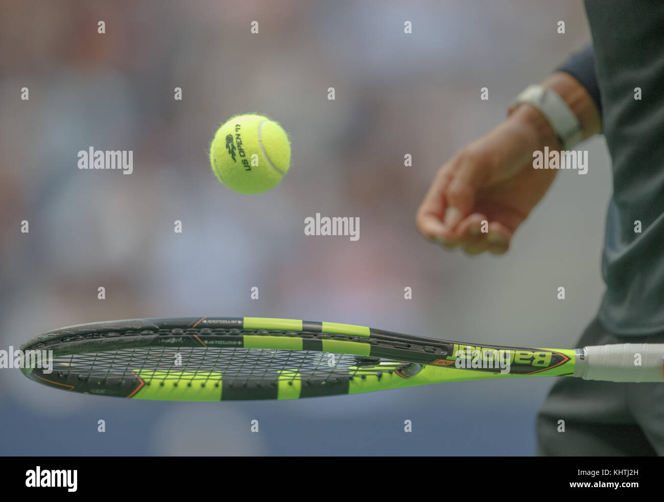 Joueur de tennis espagnol Rafael Nadal balle de tennis qui rebondit sur la  raquette de tennis à l'US Open 2017, tournoi de tennis de new york city,  New York State, United st