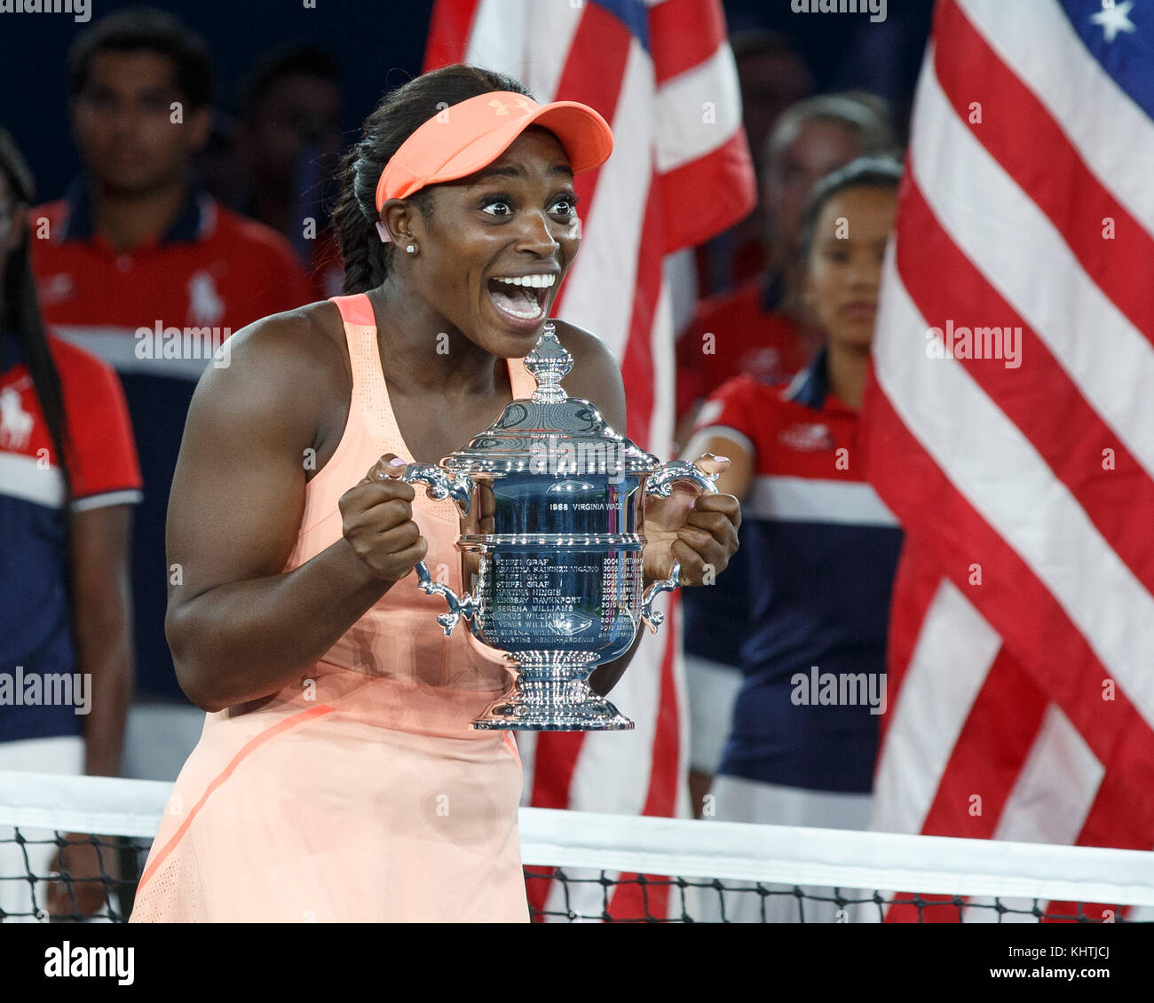 La joueuse de tennis américaine sloane stephens pose avec le trophée de championnat au cours de la cérémonie du trophée féminin après le match de finale à l'us Banque D'Images