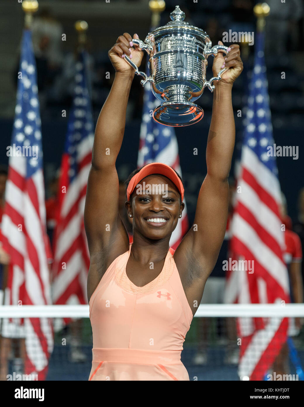 La joueuse de tennis américaine sloane stephens pose avec le trophée de championnat au cours de la cérémonie du trophée féminin après le match de finale à l'us Banque D'Images