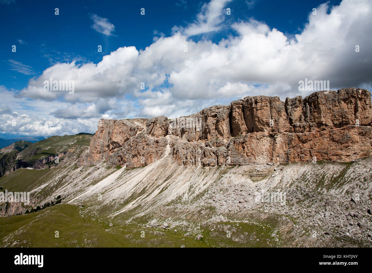 Les falaises de calcaire au-dessus de la Chedul Tal et Monte de Seura de la forc de Crespeina Selva Val Gardena Dolomites Italie Banque D'Images