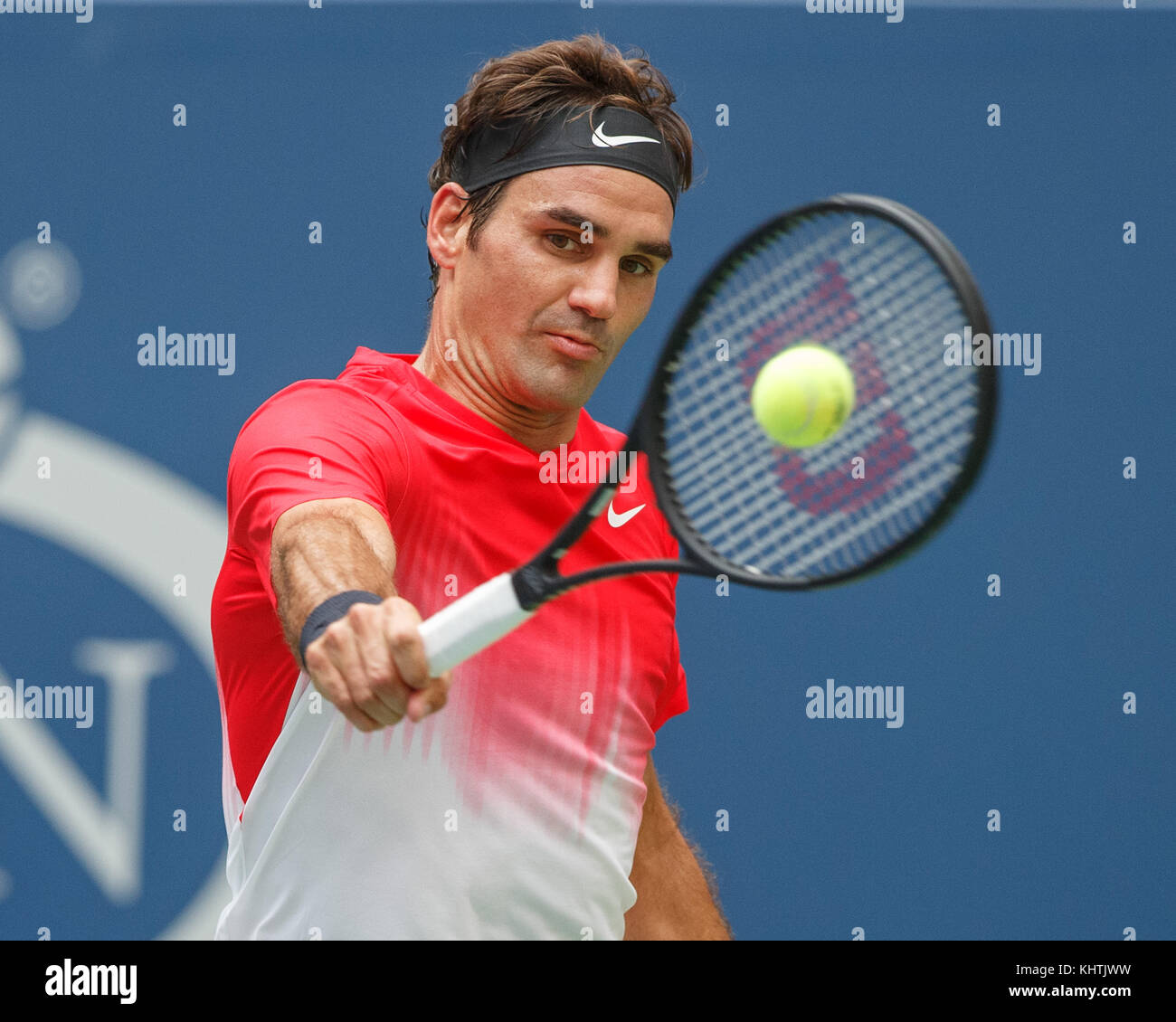 Le joueur de tennis suisse ROGER FEDERER (sui) joue contre-dos lors d'un match en simple masculin à l'US Open 2017 Tennis Championship, New York City, New York St. Banque D'Images