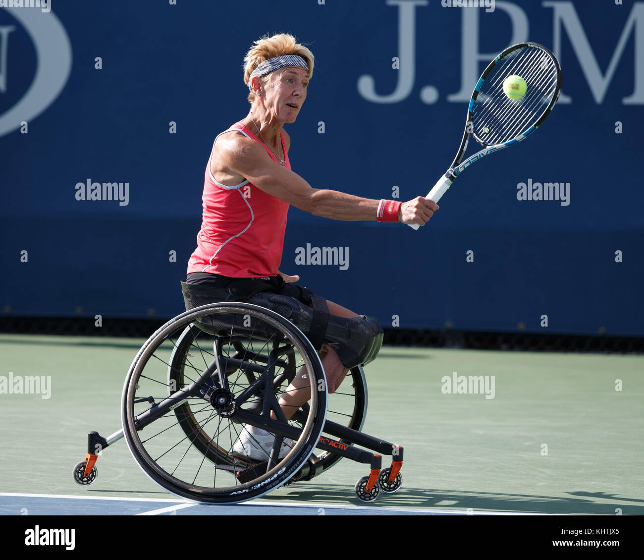La joueuse de tennis allemande Sabine Ellerbrock joue un coup de revers dans un match de simple en fauteuil roulant à l'US Open 2017 Tennis Championship, New York City, New York Banque D'Images