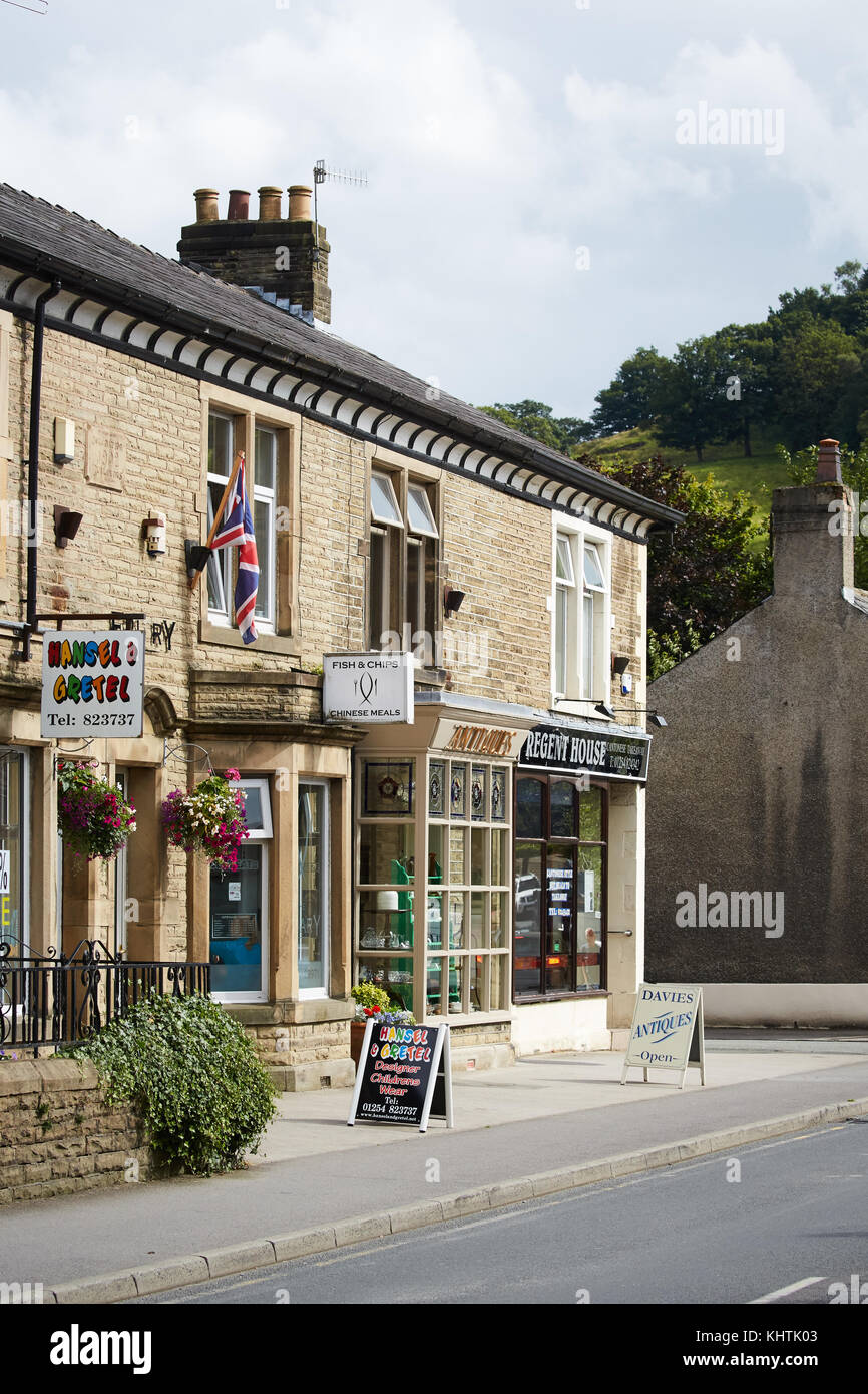 Whalley village de la vallée de Ribble, Lancashire, une poignée de magasins locaux sur la rue King qui est la route principale à travers le village Banque D'Images