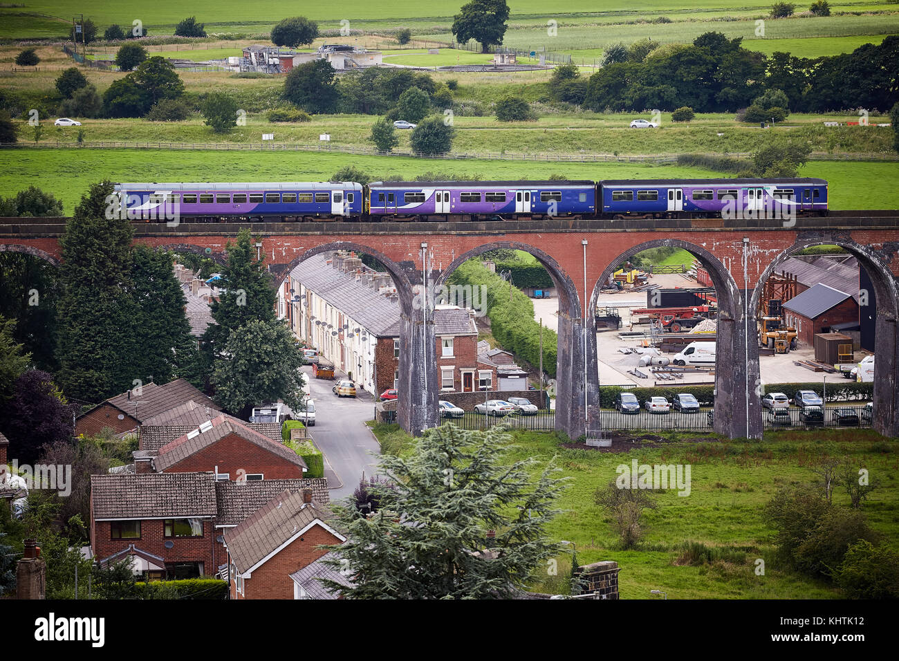 Whalley village de la vallée de Ribble, Lancashire. Photo Whalley' ou Arches Whalley Viaduc, qui est un pont ferroviaire 48 span qui traverse la Rive Banque D'Images