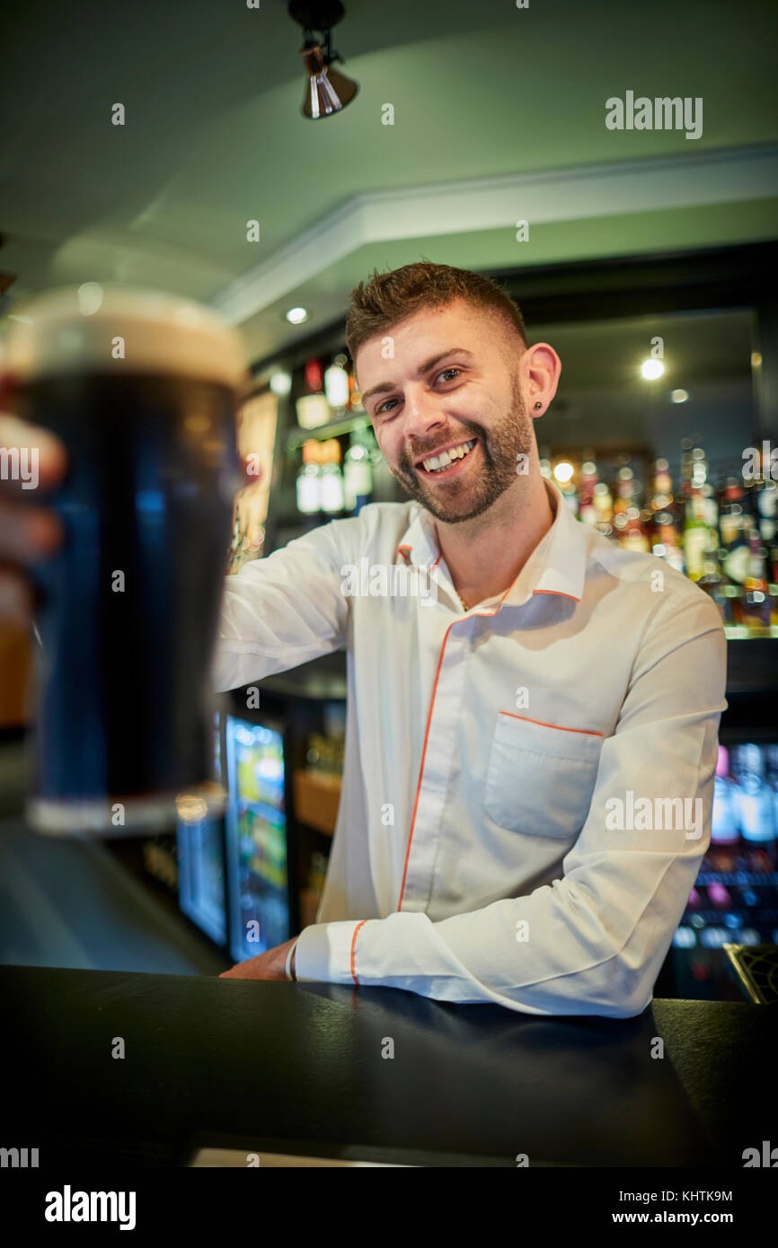 Un barman holing une pinte à Marston's pub le vieux duc à Southport Merseyside Banque D'Images