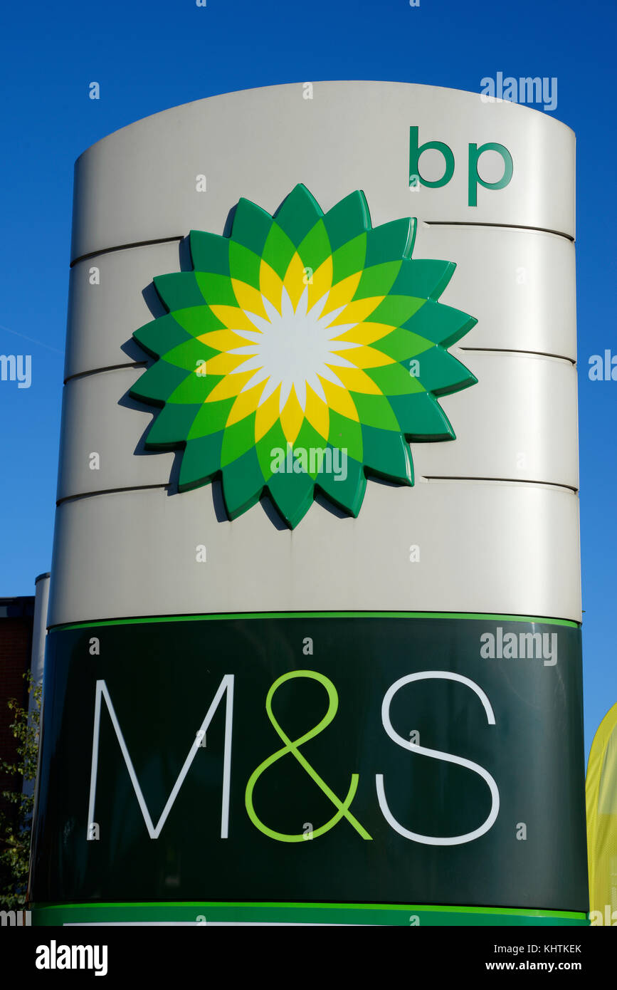 Panneau de garage bp à Southend on Sea, Essex. Logo Helios tournesol . M&S. Banque D'Images
