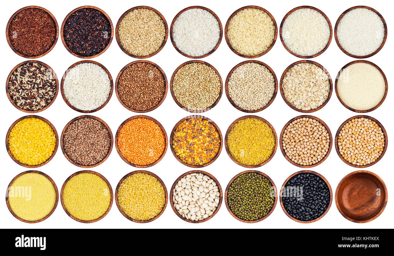 Collection d'groats isolé sur fond blanc. Vue de dessus des pois, céréales, riz, légumineuses, lentilles et haricots secs dans des bols en bois. Banque D'Images