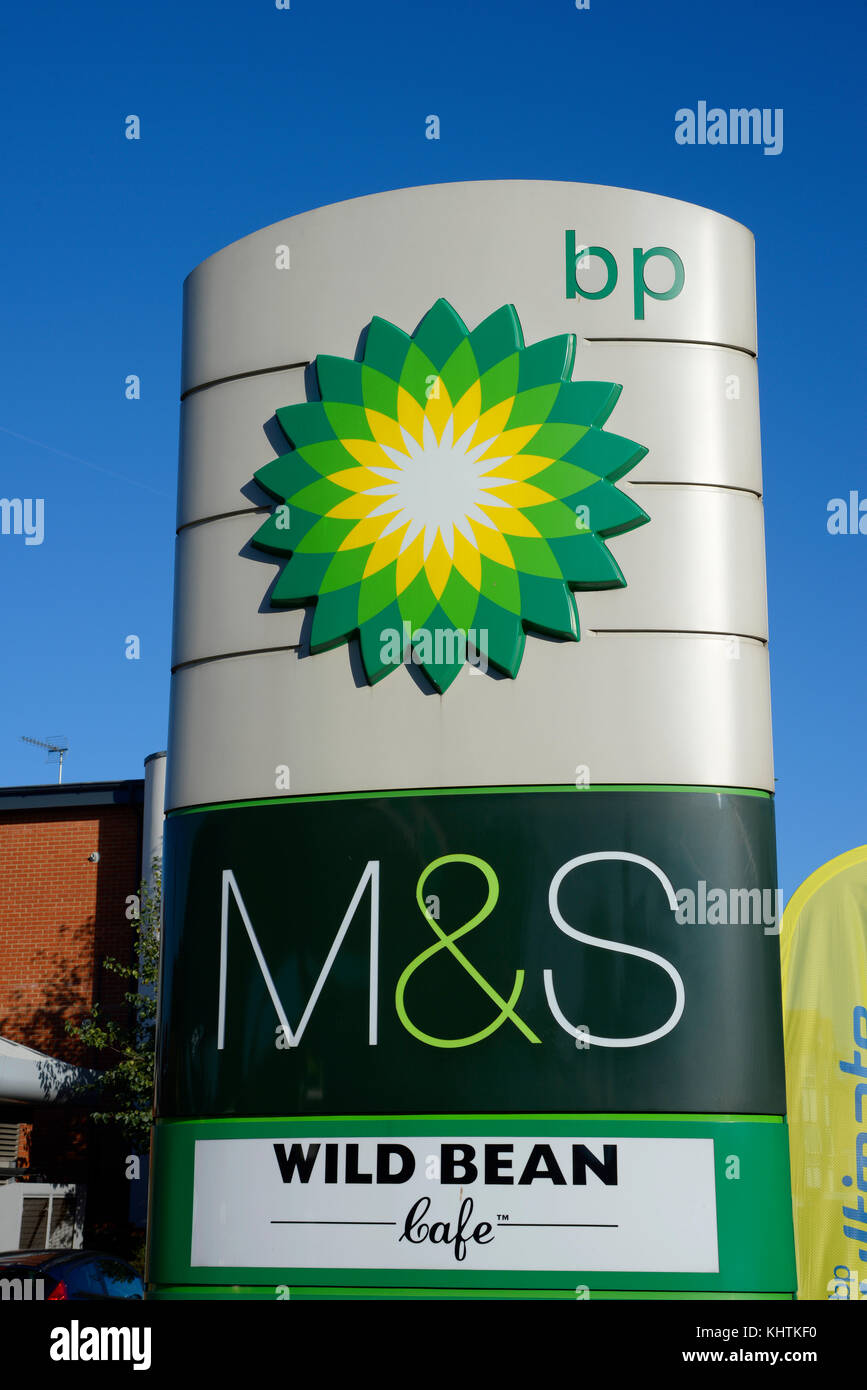 Panneau de garage bp à Southend on Sea, Essex. Logo Helios Sunflower. M&S. Banque D'Images