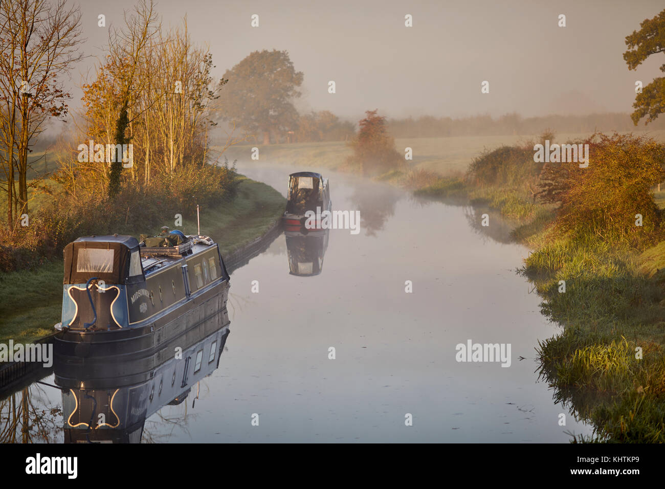 Matin d'automne brouillard brouillard Cheshire, Tiverton, Tarporley. Narrowboats amarré sur le côté de la pub sur le Chêne ombragé du canal de Shropshire Union Banque D'Images