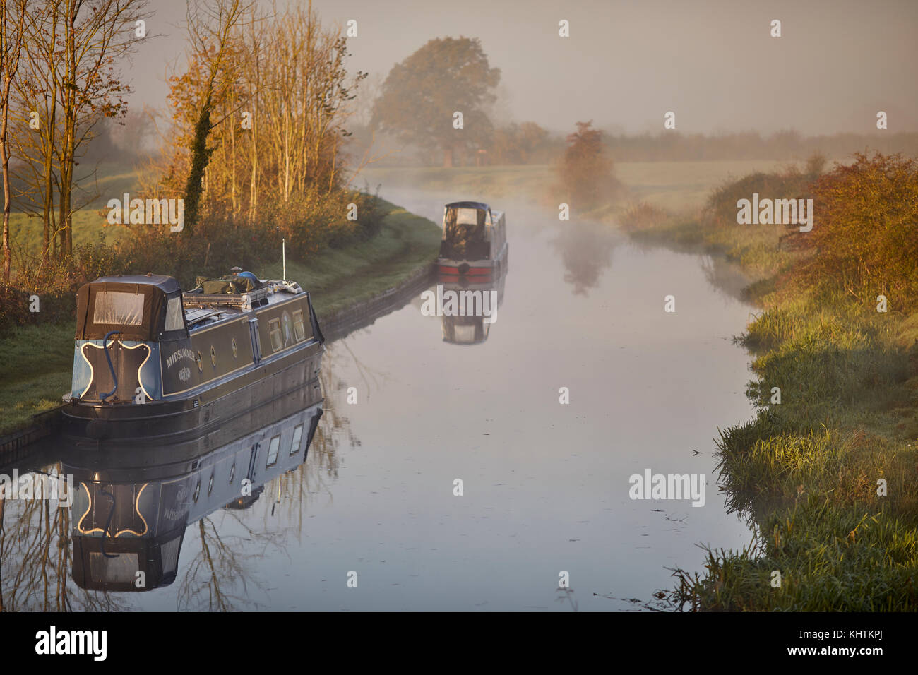 Matin d'automne brouillard brouillard Cheshire, Tiverton, Tarporley. Narrowboats amarré sur le côté de la pub sur le Chêne ombragé du canal de Shropshire Union Banque D'Images