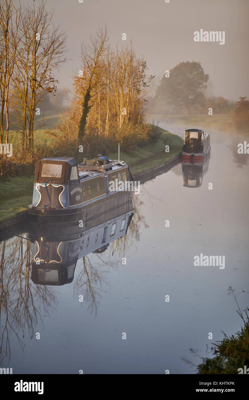 Matin d'automne brouillard brouillard Cheshire, Tiverton, Tarporley. Narrowboats amarré sur le côté de la pub sur le Chêne ombragé du canal de Shropshire Union Banque D'Images