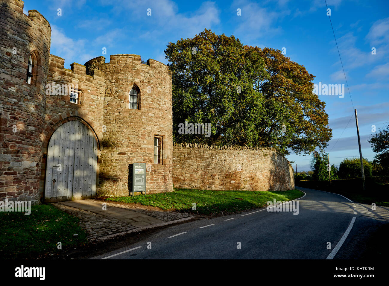 L'automne dans Cheshire, ancien château royal de Beeston médiévale perchée sur un éperon rocheux de grès entrée principale Banque D'Images