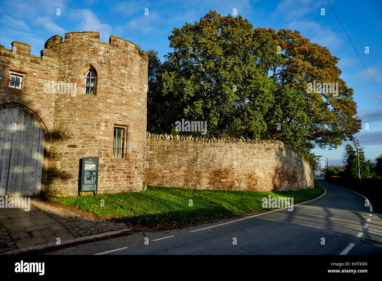 L'automne dans Cheshire, ancien château royal de Beeston médiévale perchée sur un éperon rocheux de grès entrée principale Banque D'Images