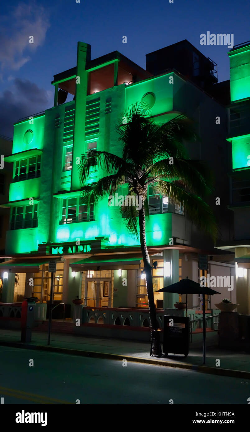 L'Ocean Plaza McAlpin-hotel de nuit avec des néons le long d'Ocean Drive dans le quartier Art déco de South Beach Miami en Floride. Banque D'Images