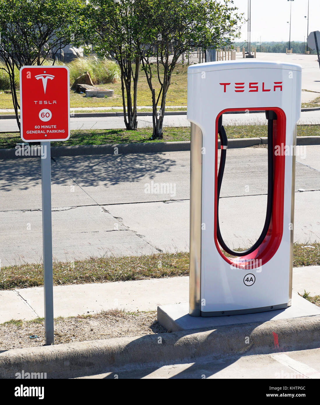 Corsicana Texas,- novembre 2017, Tesla Supercharger station avec des raccordements prêts pour voitures Tesla surgissent partout aux États-Unis. Banque D'Images