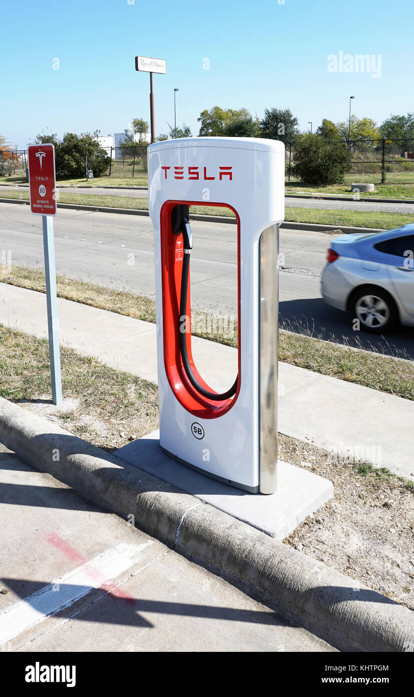 Corsicana Texas,- novembre 2017, Tesla Supercharger station avec des raccordements prêts pour voitures Tesla surgissent partout aux États-Unis. Banque D'Images