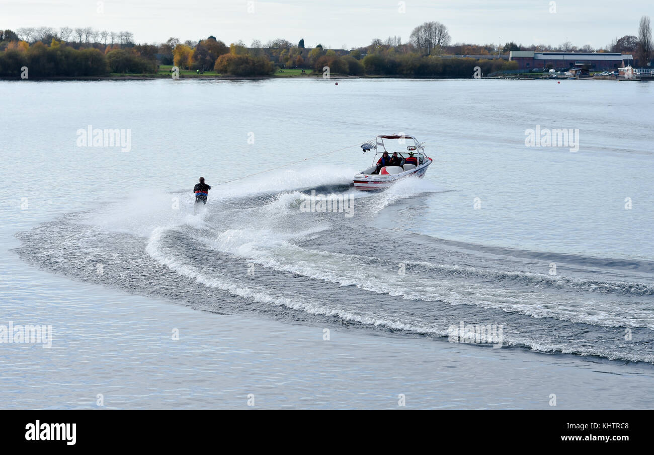 Le ski nautique sur chasewater country park, Angleterre, novembre 2017 Banque D'Images