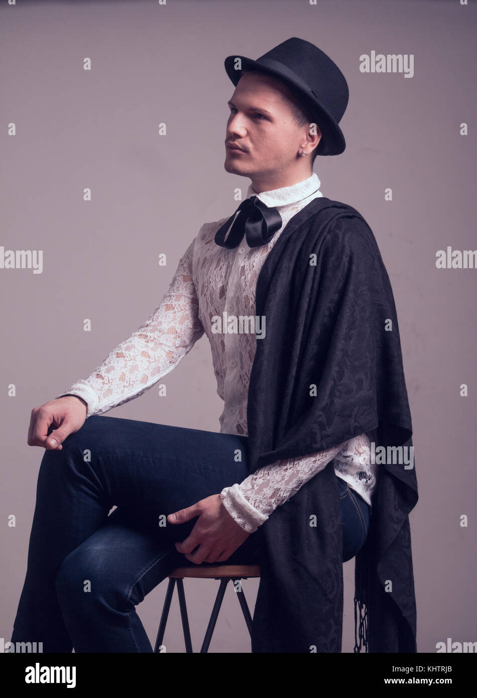 Un jeune homme de race blanche, gay gentelman, portant chemise dentelle, hat, portrait Banque D'Images