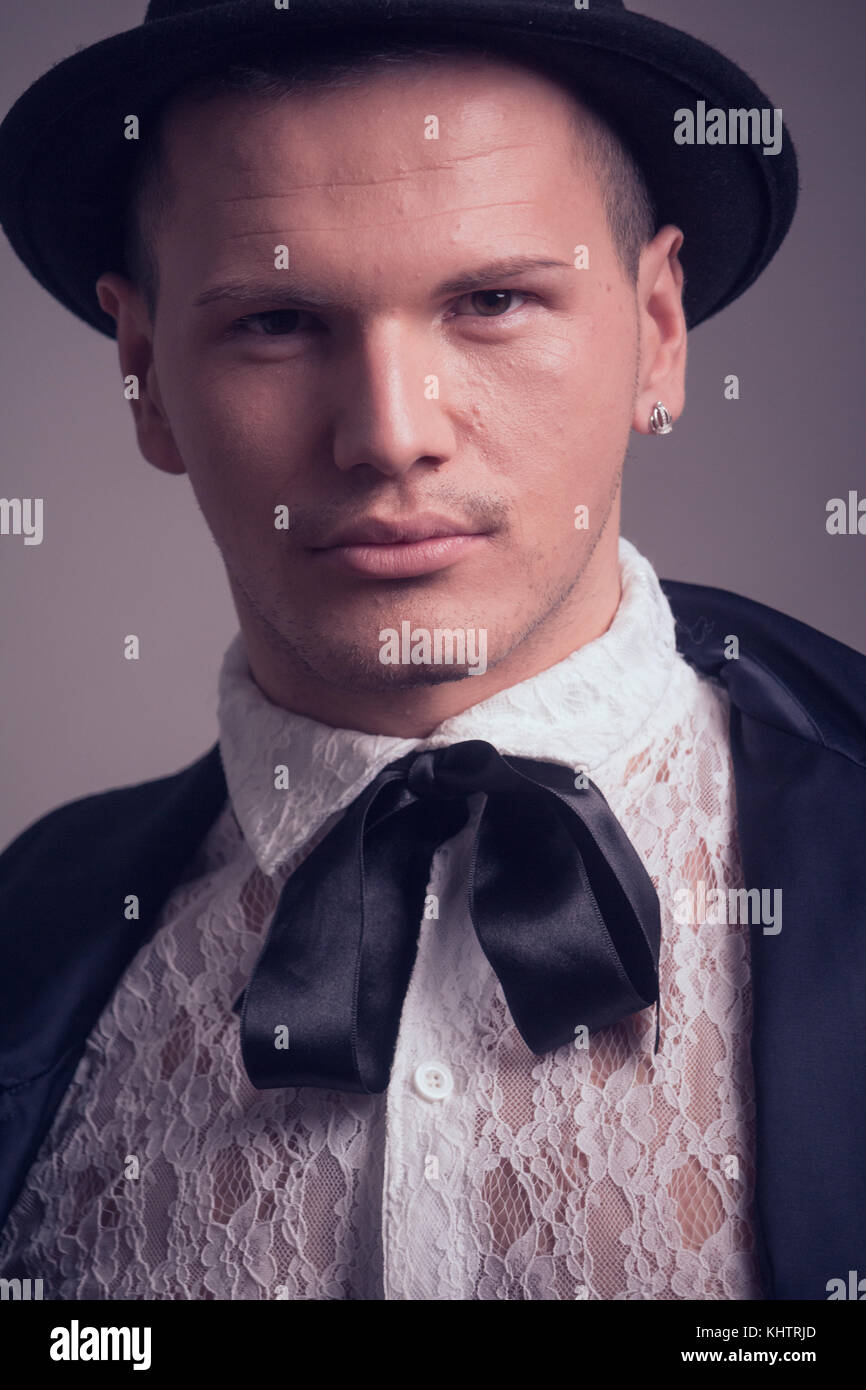 Un jeune homme de race blanche, gay gentelman, portant chemise dentelle, hat, portrait, face close up Banque D'Images