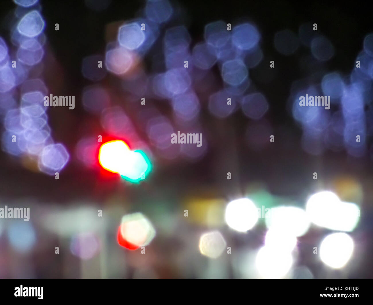 Blur Bokeh et de feu et de nombreux véhicule de la charge et de la décorer lampe publique Banque D'Images