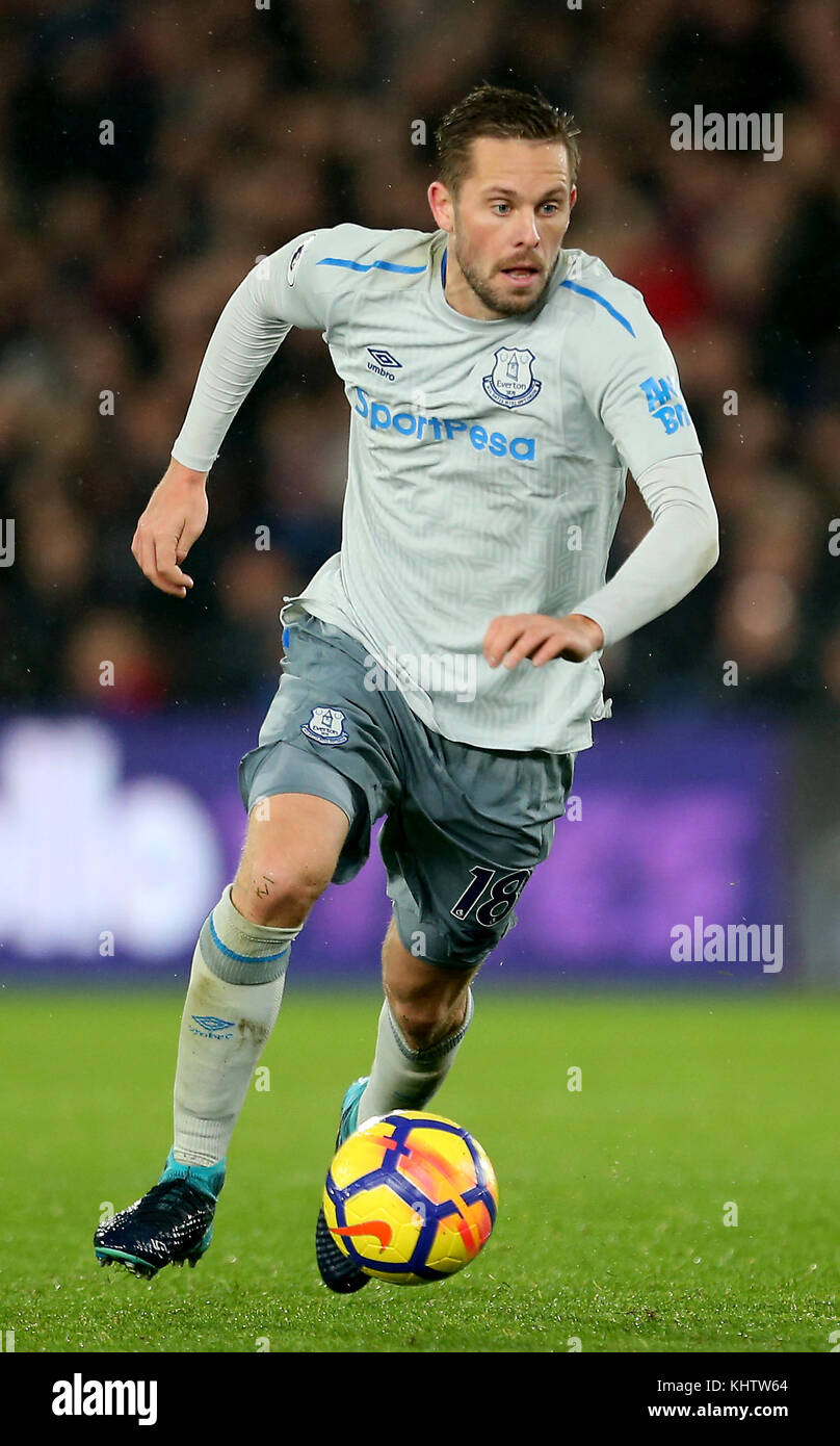 Gylfi Sigurdsson d'Everton pendant le match de la Premier League à Selhurst Park, Londres. APPUYEZ SUR ASSOCIATION photo. Date de la photo: Samedi 18 novembre 2017. Voir PA Story FOOTBALL Palace. Le crédit photo devrait se lire: Steven Paston/PA Wire. RESTRICTIONS : aucune utilisation avec des fichiers audio, vidéo, données, listes de présentoirs, logos de clubs/ligue ou services « en direct » non autorisés. Utilisation en ligne limitée à 75 images, pas d'émulation vidéo. Aucune utilisation dans les Paris, les jeux ou les publications de club/ligue/joueur unique. Banque D'Images