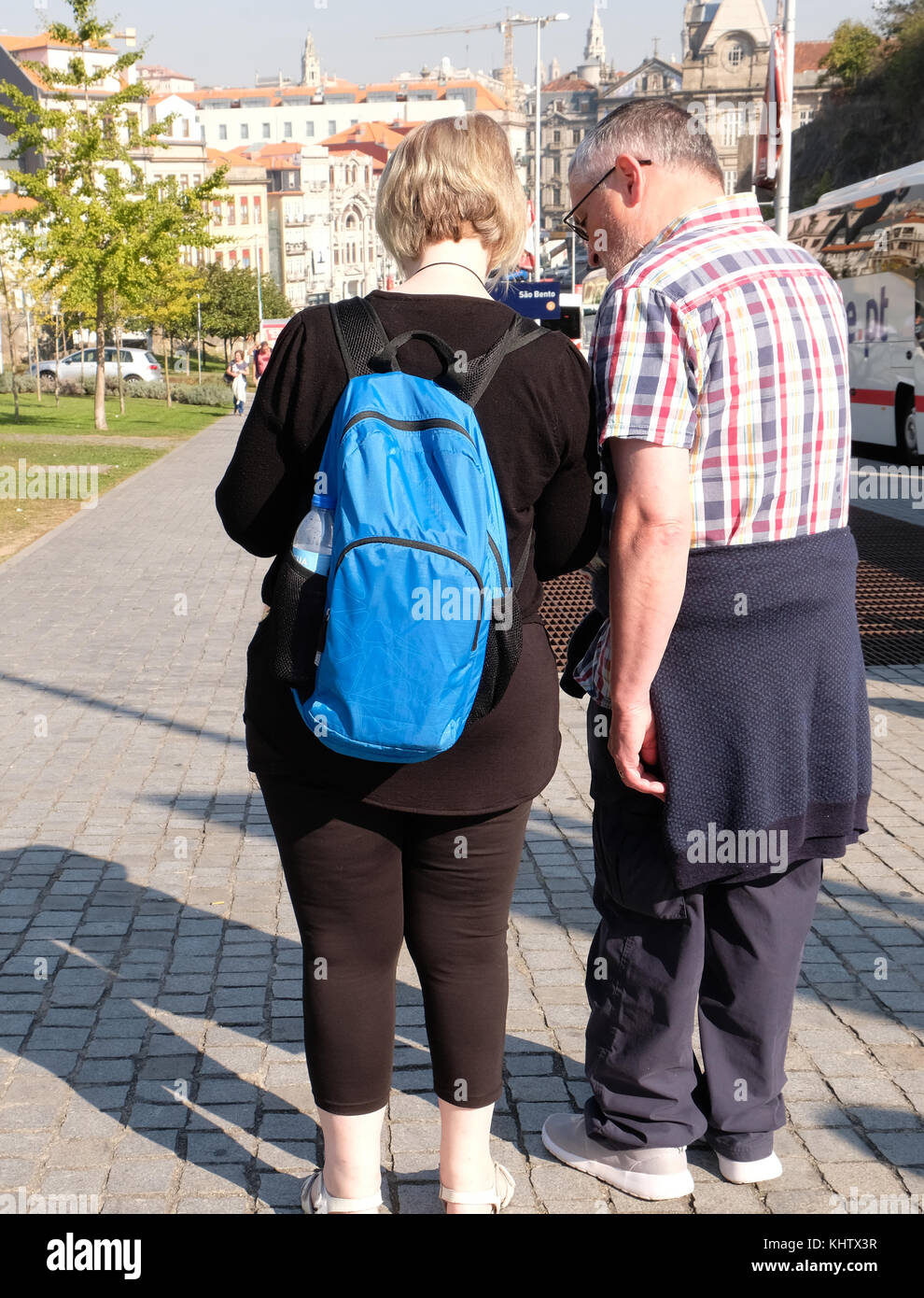 Septembre 2018 - Paire de touristes britanniques mature à la recherche d'un site pour les directions Banque D'Images