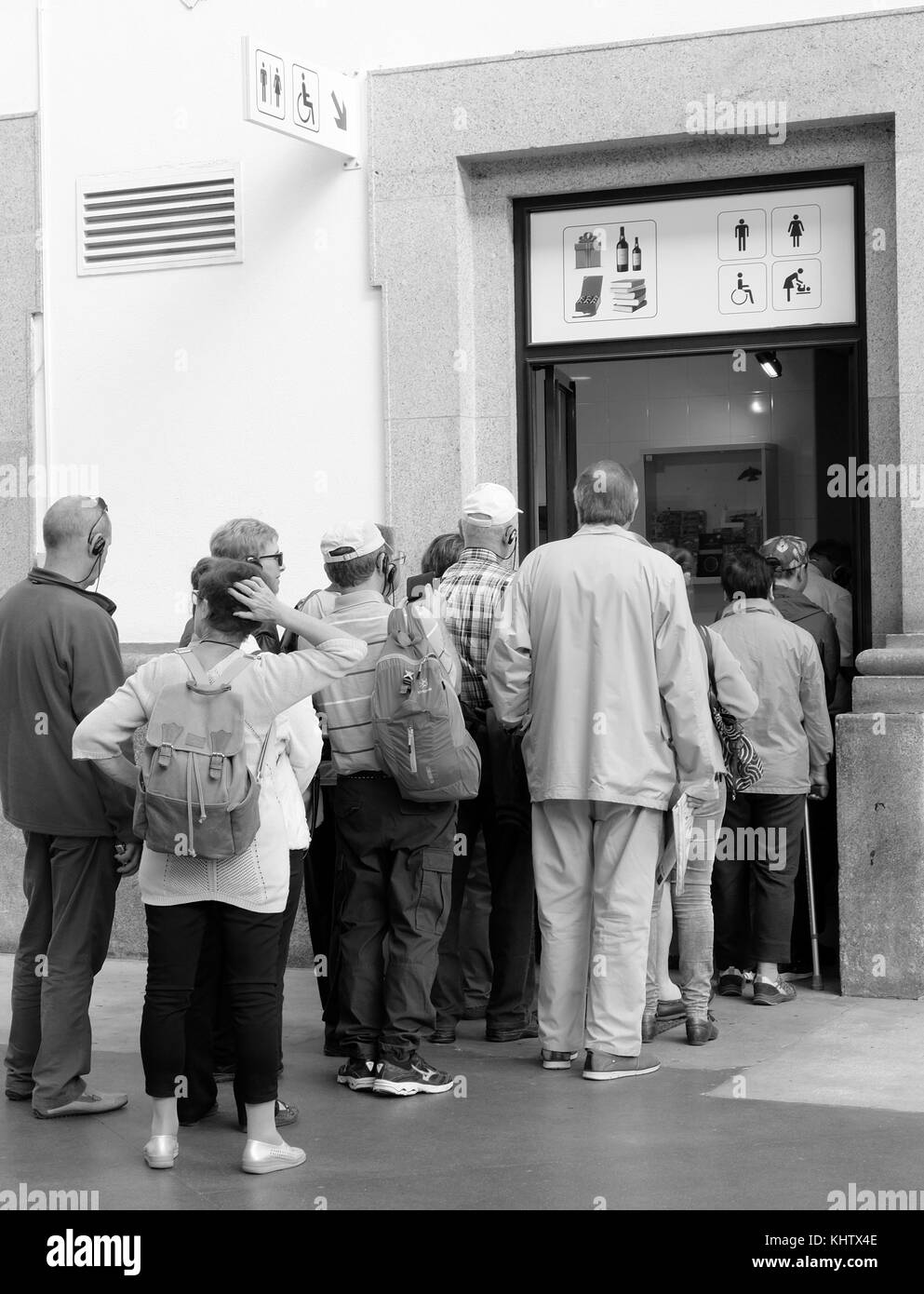 Septembre 2017 - debout en ligne pour les toilettes de la gare de Porto, les seuls publics de toute la ville Banque D'Images