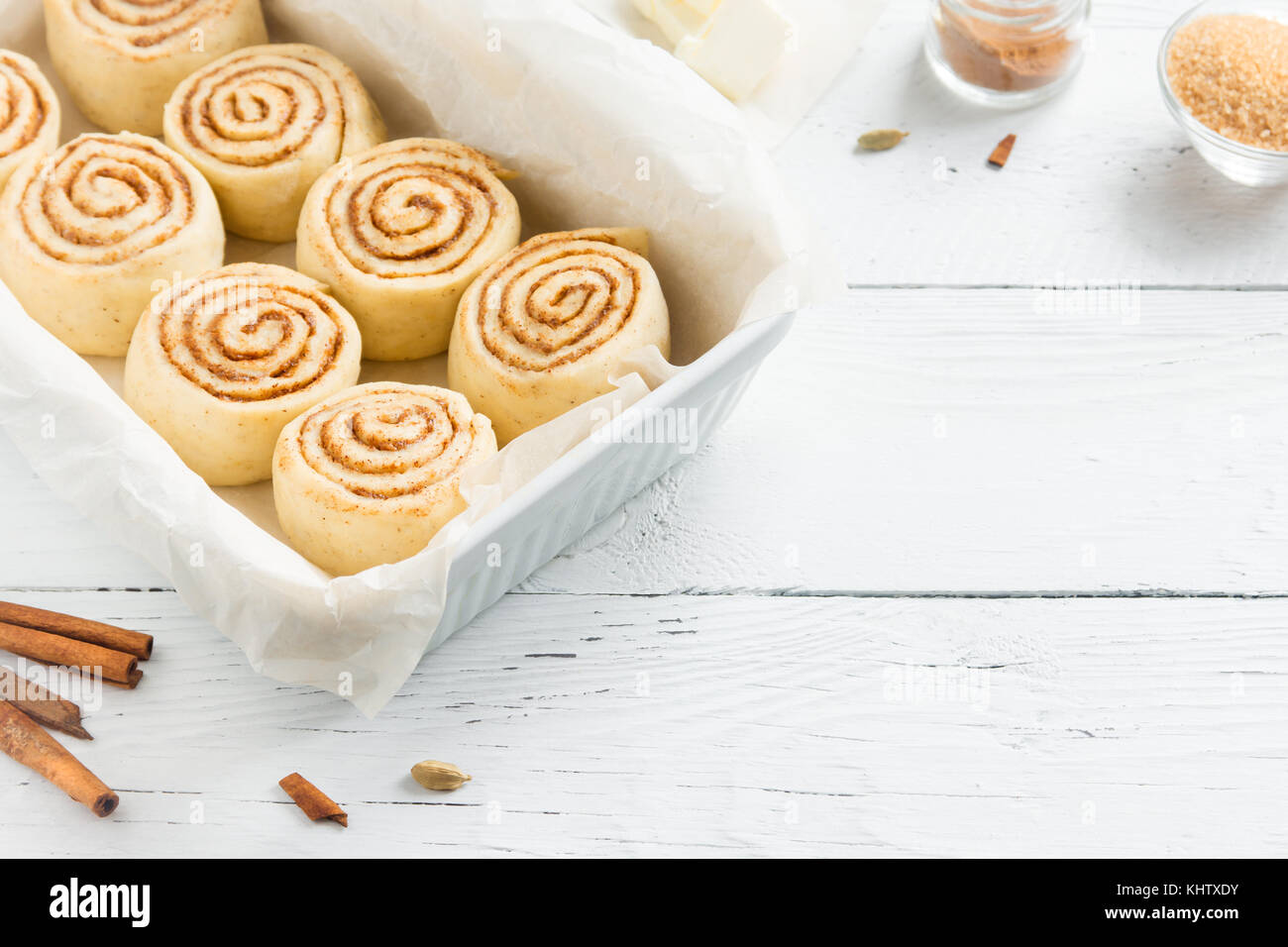 Cannelle ou cinnabon, recette maison matières préparation de la pâte feuilletée pains sucrés dessert traditionnel de la nourriture. La nourriture ingridients de cannelle, Fla. Banque D'Images