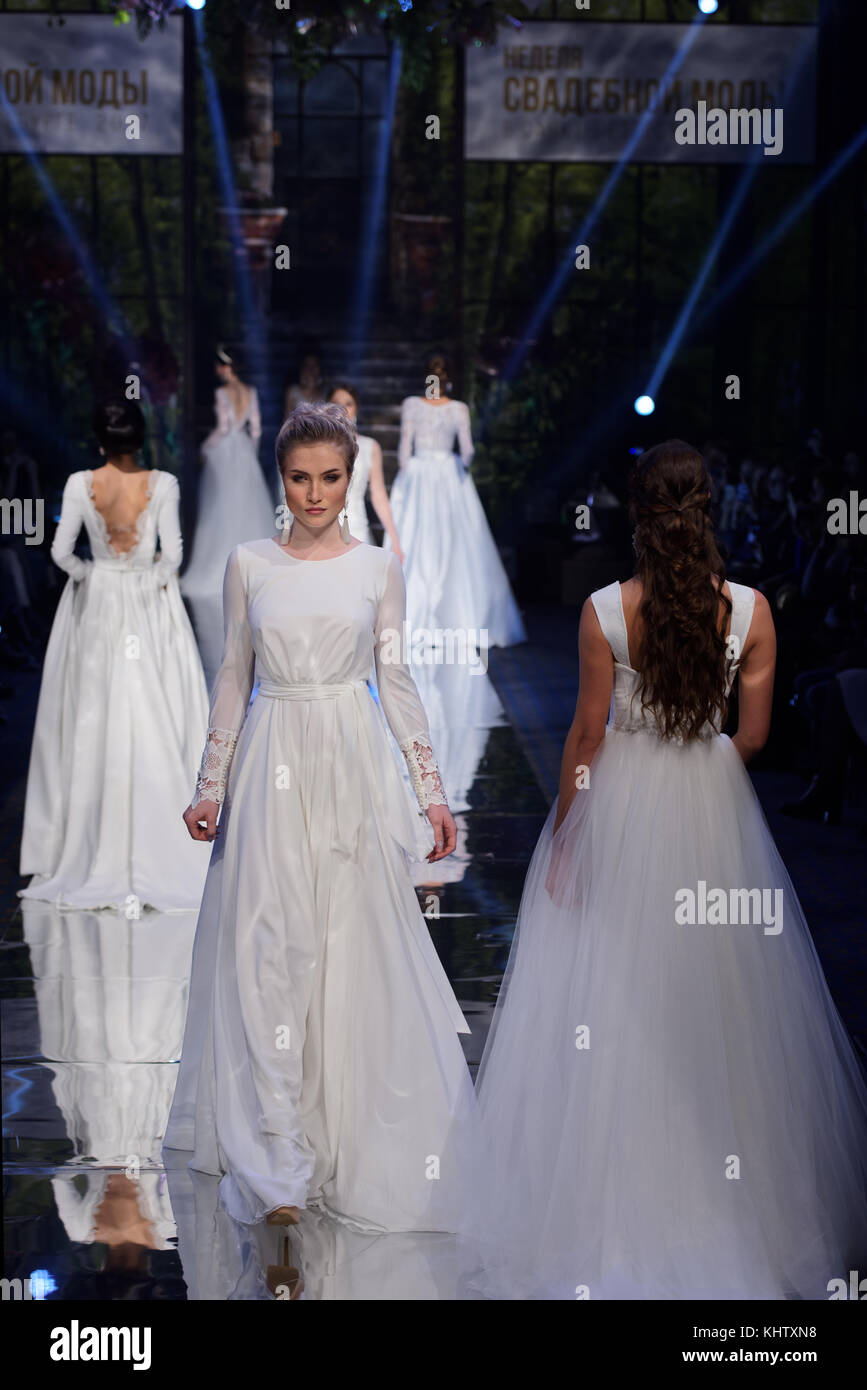 Saint-pétersbourg, Russie - 17 novembre 2017 : robe de mariage par  Florentseva dans le défilé de la Semaine de la mode nuptiale de  Saint-Pétersbourg. L'événement Photo Stock - Alamy